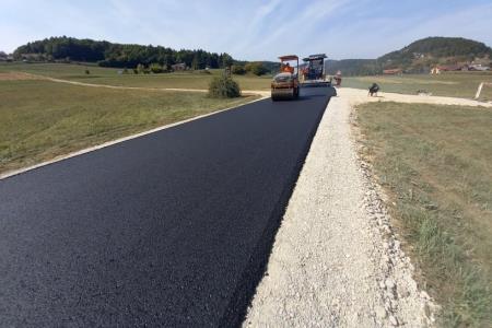 Občina obnovila 700 metrov dotrajane ceste v Temenici2